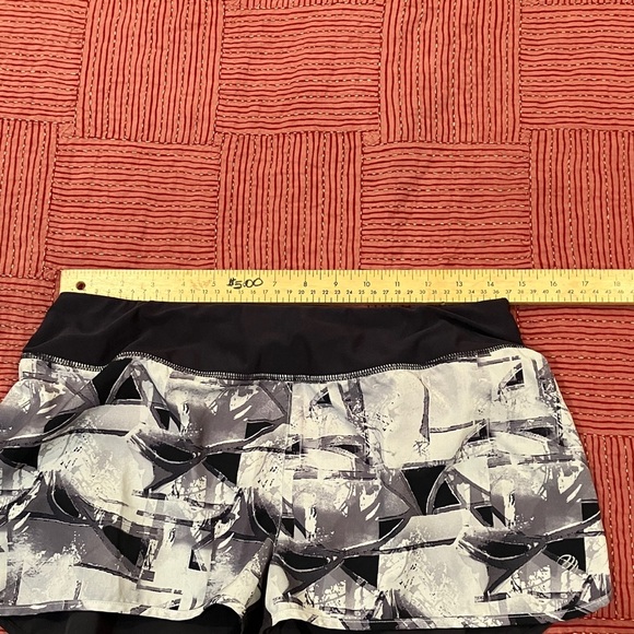 MPG size 11 Women's Athletic lined Shorts with Black and Gray Geometric Pattern - Picture 6 of 15